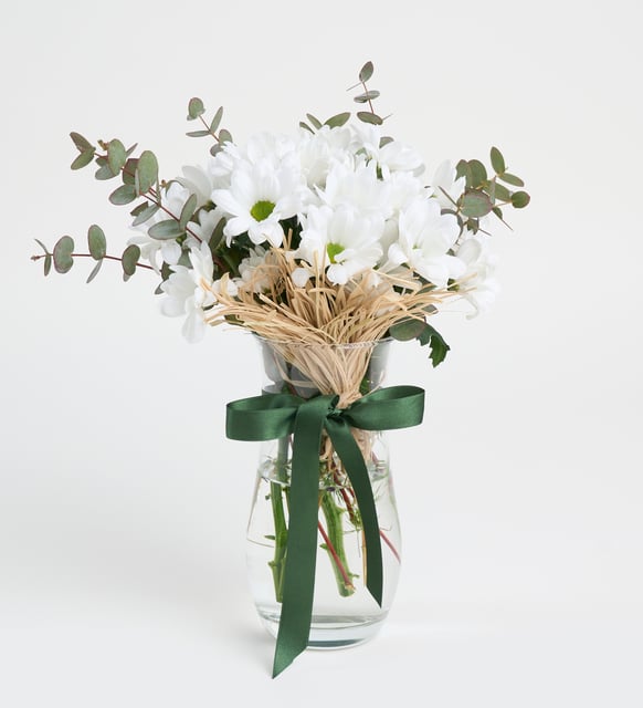Yeşil Kurdeleli Cam Vazoda Beyaz Papatya ve Eucalyptus Aranjmanı