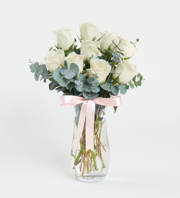 9lu Beyaz Gül ve Okaliptus  Şık Cam Vazo Aranjmanı