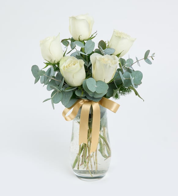 Kristal Cam Vazoda 5 Beyaz Gül ve Eucalyptus Aranjmanı