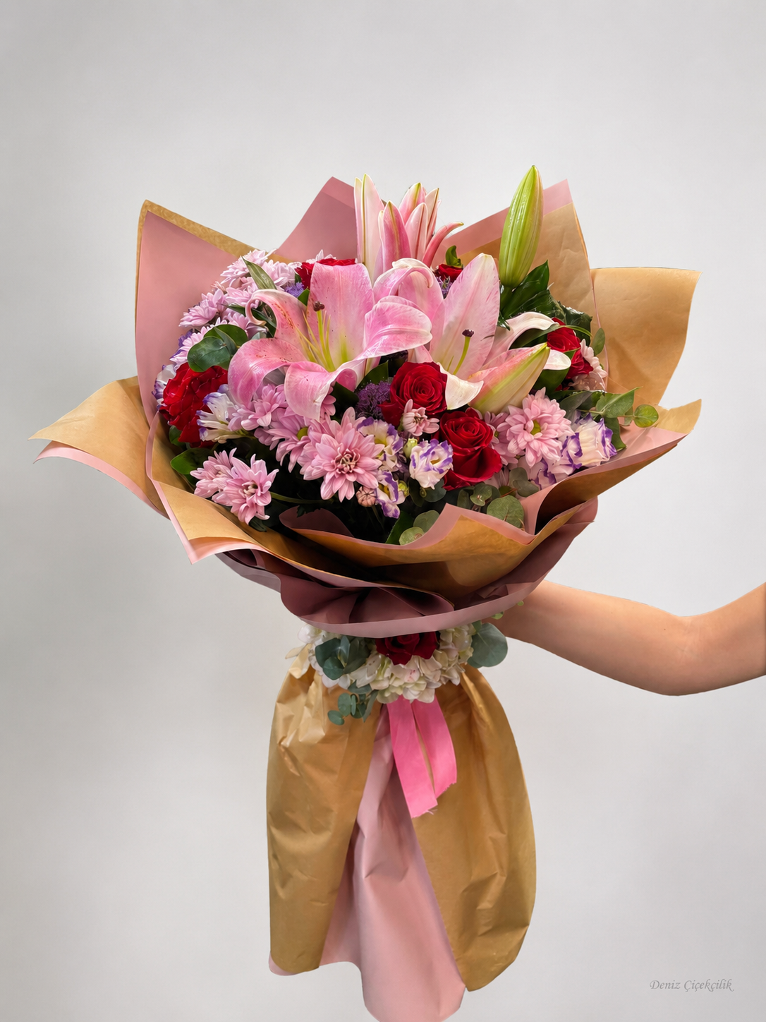 Pembe Lilyum ve  Kırmızı 6 Güllerin Büyüsü Buketi 